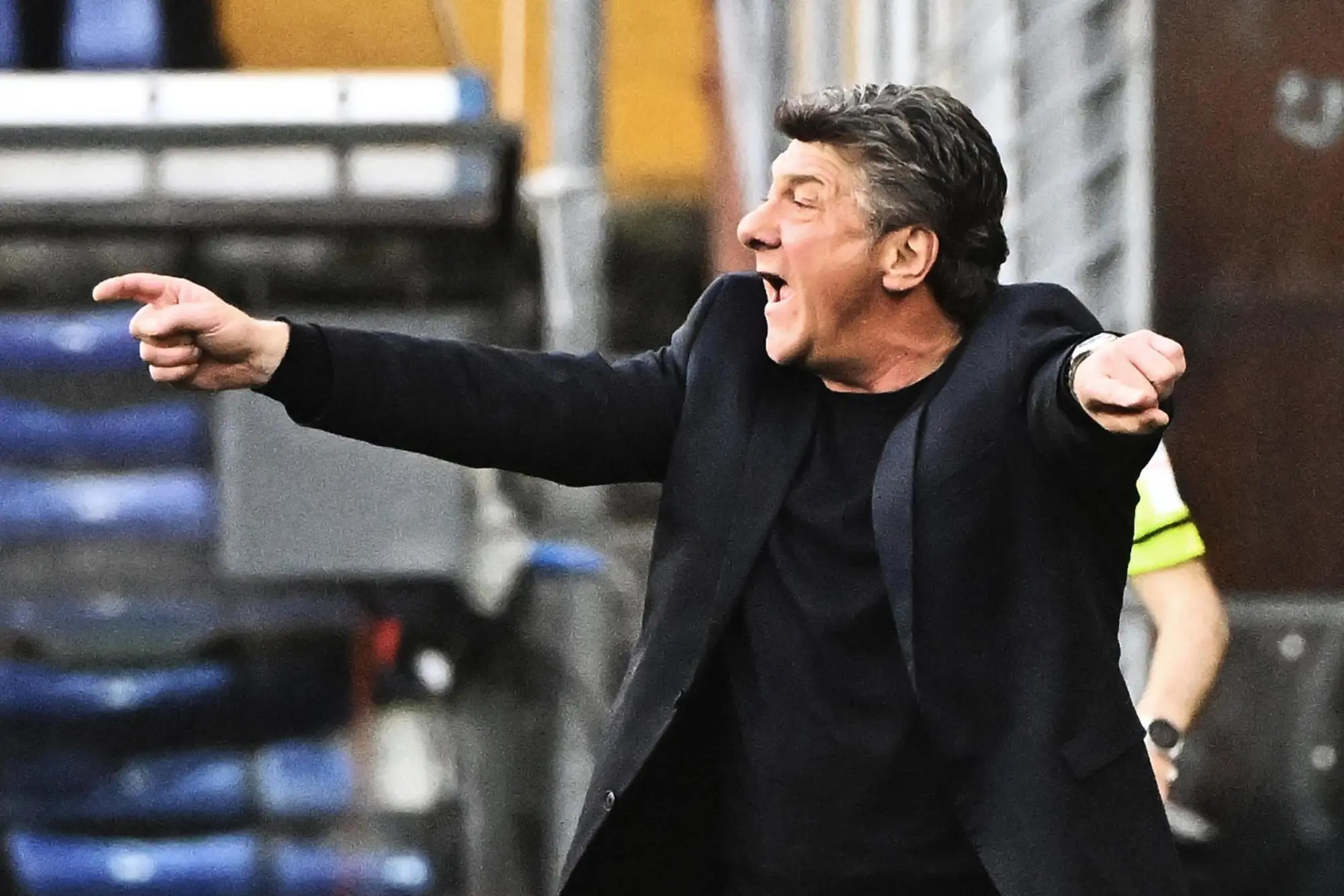 Walter Mazzarri, qui al Cagliari, è il nuovo allenatore del Napoli (foto Ansa)