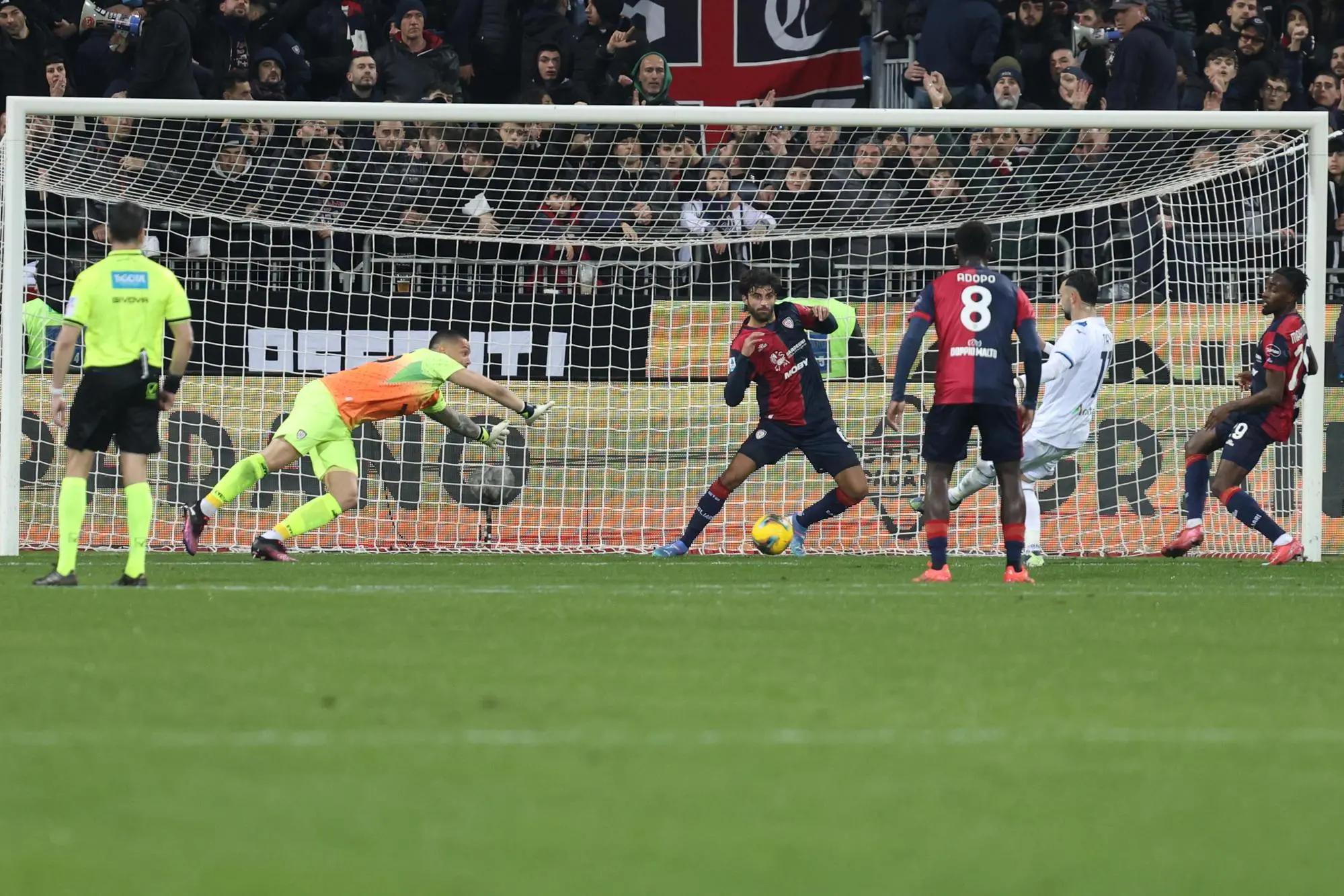 Il tiro di Valentín Castellanos valso il secondo vantaggio della Lazio a Cagliari (foto Ansa)