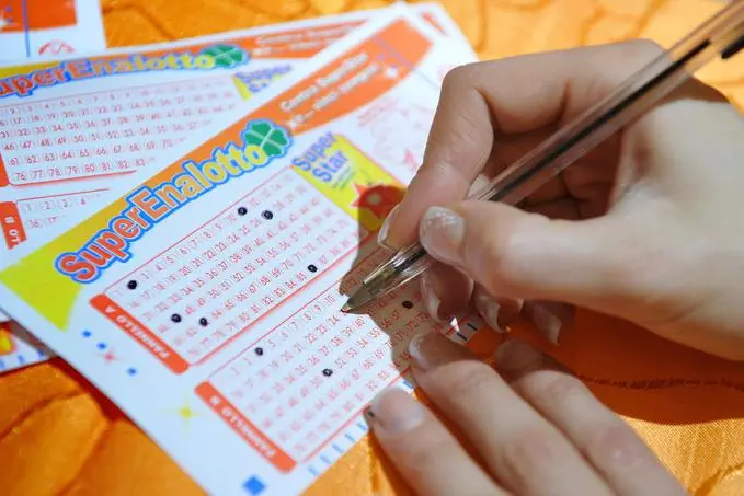 Una giocatrice in un bar mentre compila una schedina del Superenalotto