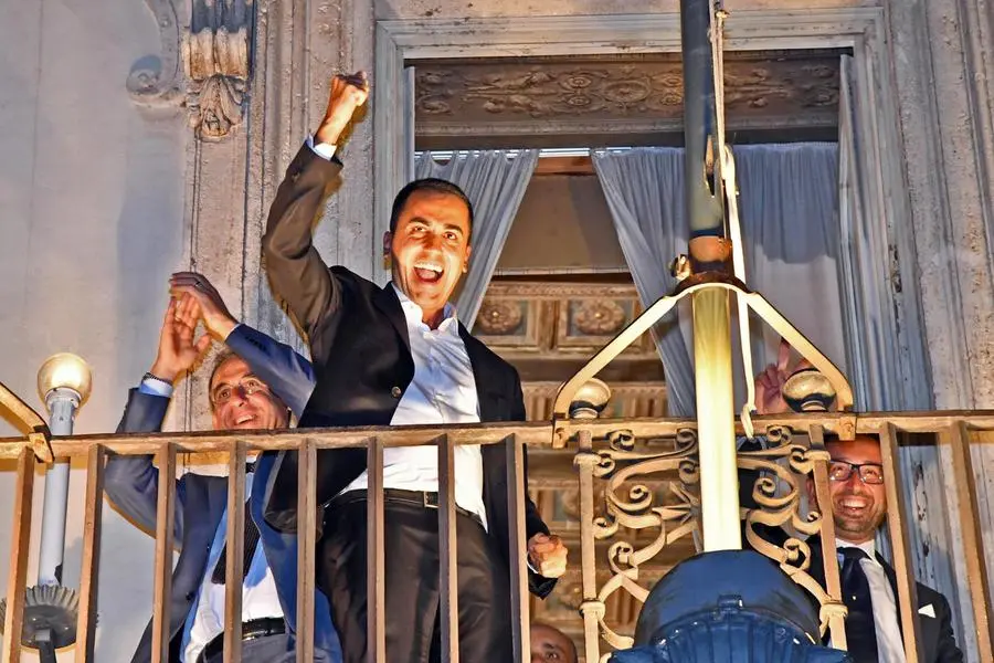 Di Maio sul balcone di Palazzo Chigi annuncia l'abolizione della povertà (Ansa)