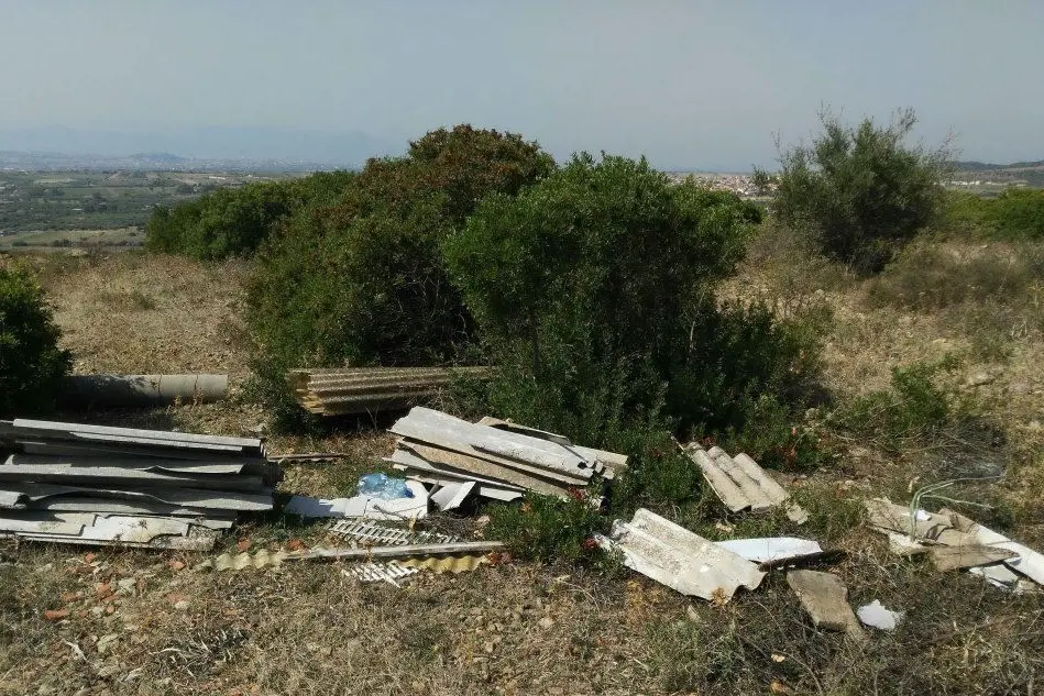 Eternit nelle campagne di Sinnai (foto L'Unione Sarda - Serreli)