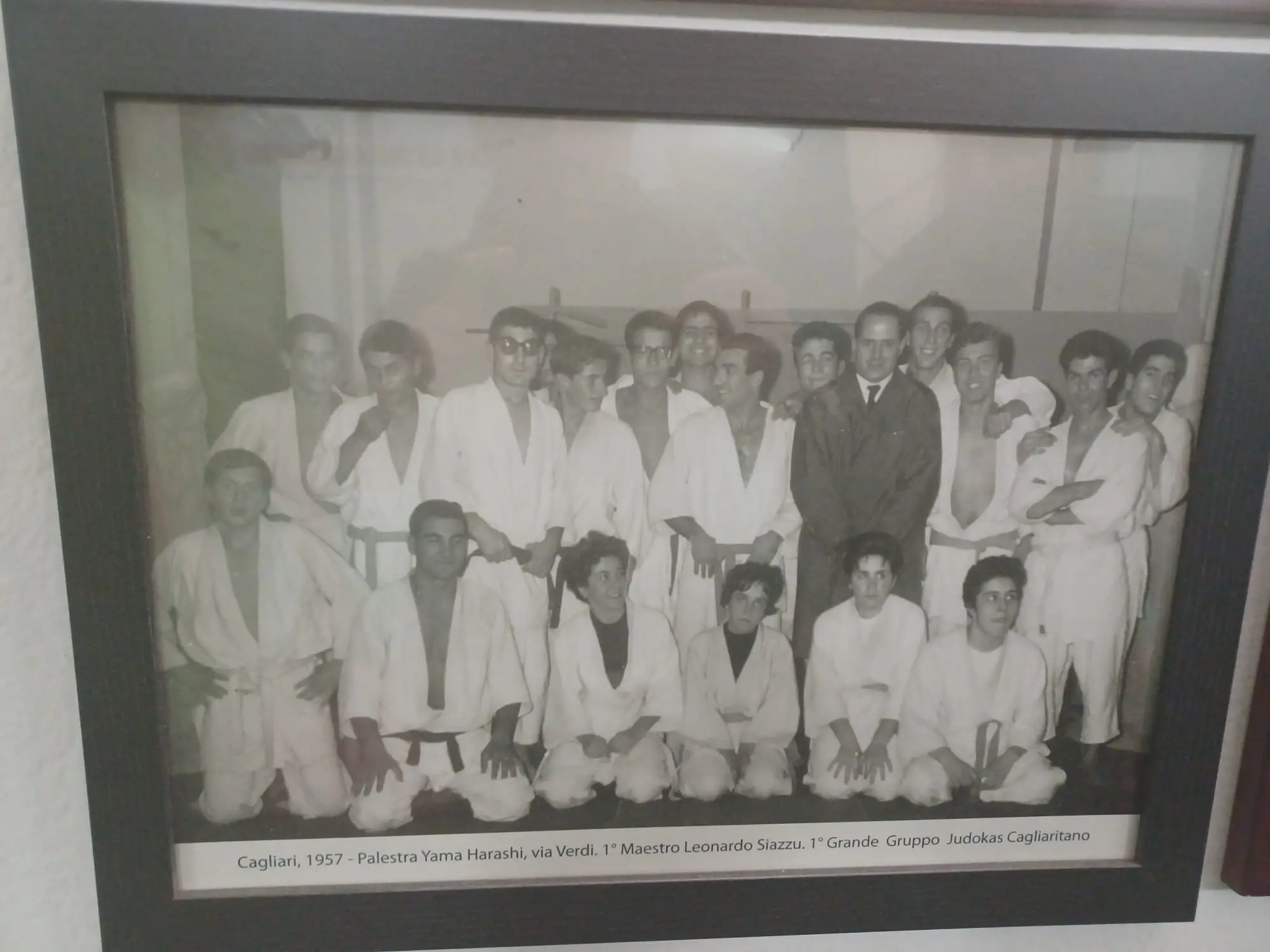 Foto di gruppo dei primi appassionati di judo cagliaritani (foto p. c.)