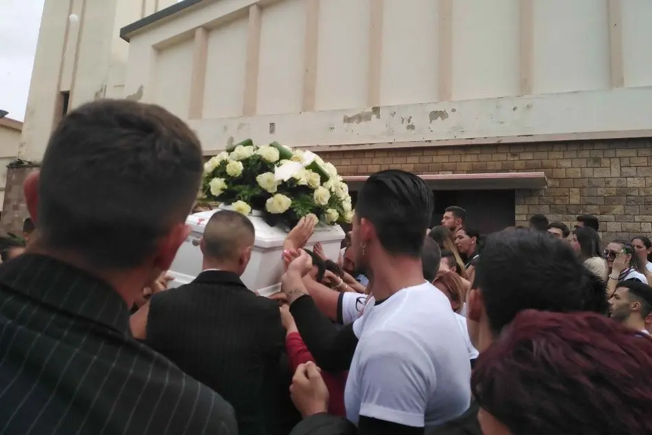 Un momento del funerale (foto L'Unione Sarda - Lai)