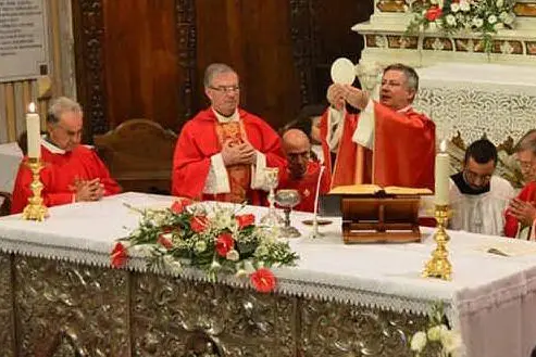 Il\u00A0vescovo Carboni e don Petronio Floris celebrano messa nella cattedrale (archivio L'Unione Sarda - Pintori)