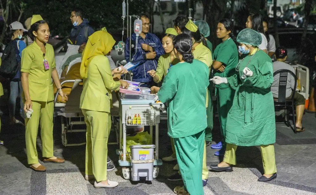 Pazienti e infermieri in strada dopo l'evacuazione di un ospedale