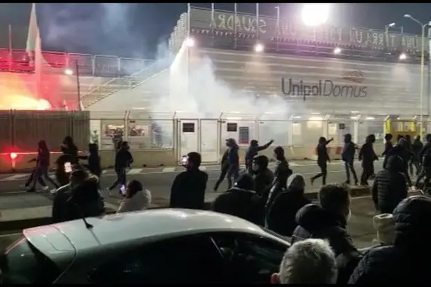 Gli scontri fuori dalla Unipol Domus (L'Unione Sarda)
