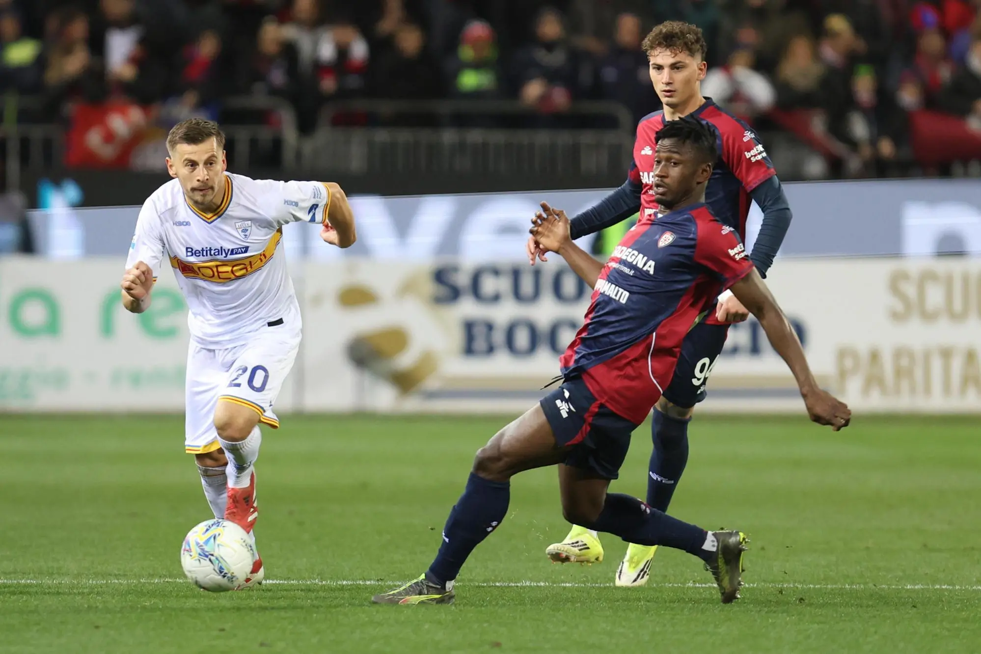 Ibrahim Sulemana contrasta Ylber Ramadani, autore del raddoppio di Cagliari-Lecce (foto Ansa)