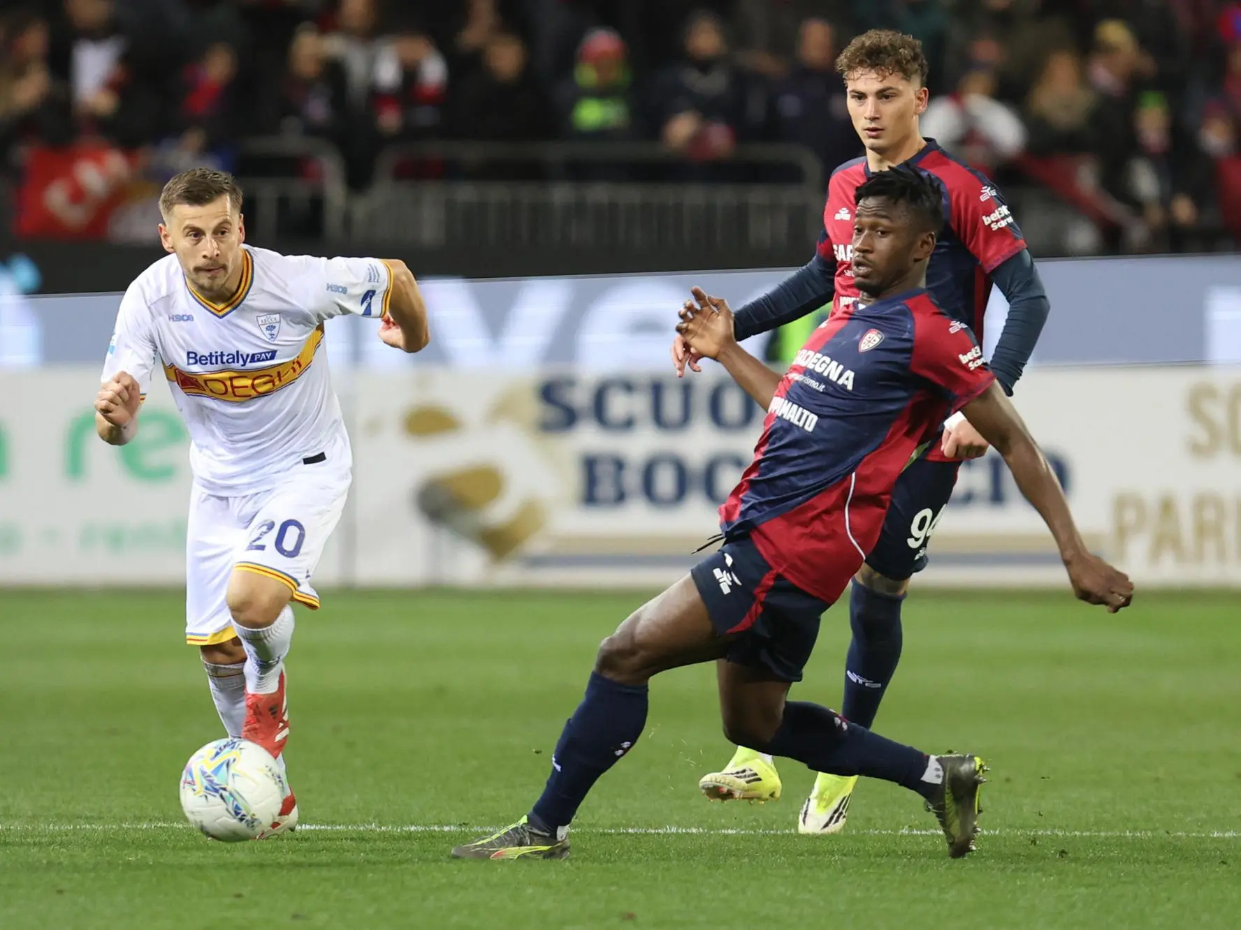 Ibrahim Sulemana contrasta Ylber Ramadani, autore del raddoppio di Cagliari-Lecce (foto Ansa)