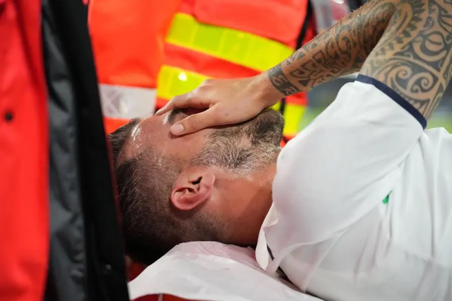 La disperazione di Leonardo Spinazzola dopo l'infortunio (foto Ansa/Epa)