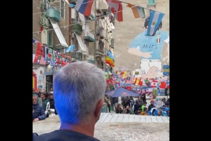 Mourinho a Napoli: omaggio al murales dedicato a Maradona