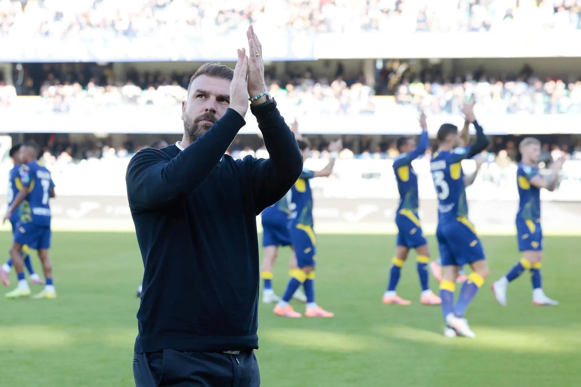 Hellas Verona's head coach Paolo Zanetti gestures during the Italian Serie A soccer match Hellas Verona vs Cagliari Calcio at Stadio Marcantonio Bentegodi in Verona, Italia, 26 October 2025. ANSA/EMANUELE PENNACCHIO