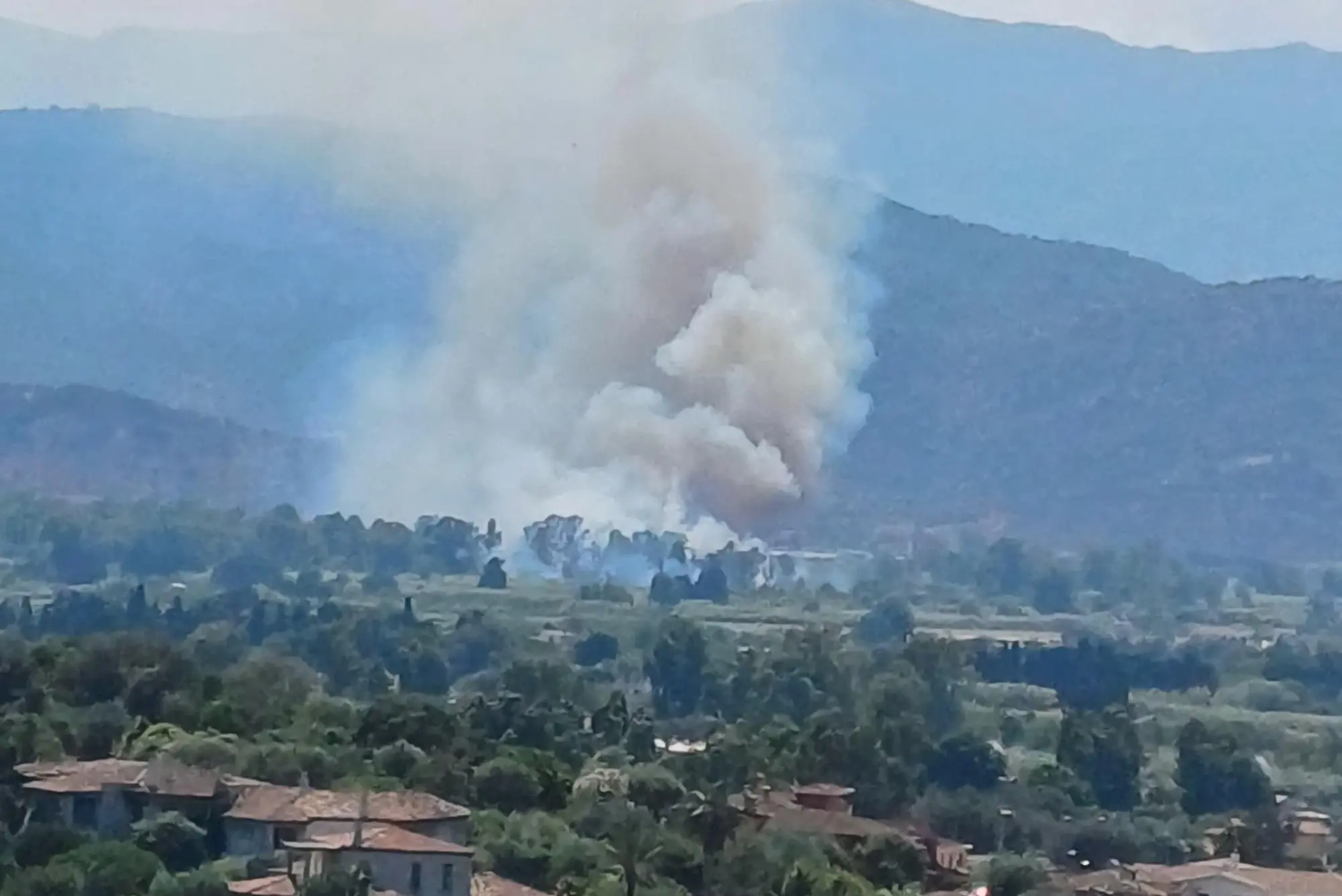 L'incendio alla periferia di Tortolì