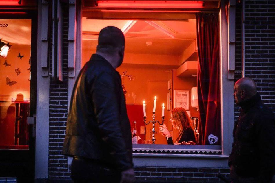 Amsterdam vieta i tour guidati nelle zone a luci rosse: &quot;Le prostitute non sono attrazioni&quot;