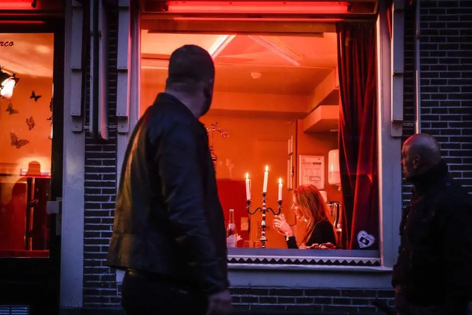 Il quartiere a luci rosse di Amsterdam (Ansa)