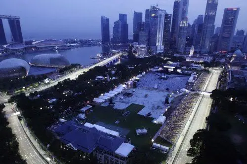 Una vista aerea della prima prova nel circuito di Marina Bay a Singapore