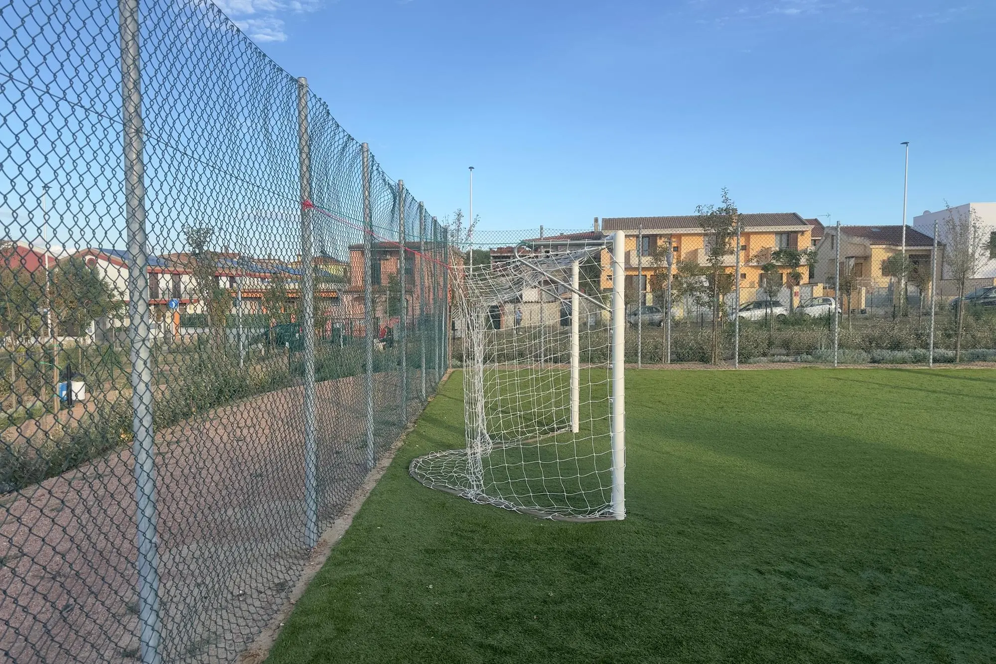 Una delle porte da calcio messe in sicurezza