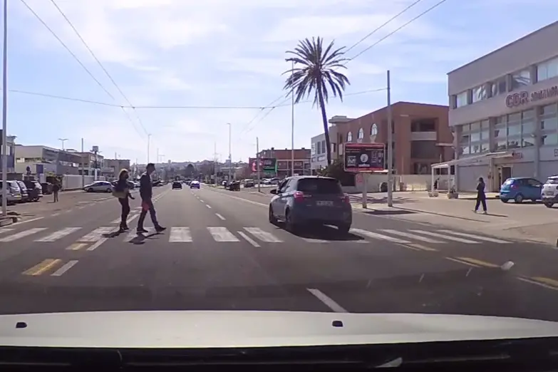 Il pericoloso sorpasso in viale Marconi (Frame da video)