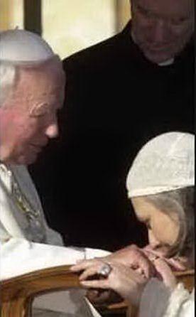 L'incontro con Papa Giovanni Paolo II (archivio L'Unione Sarda)