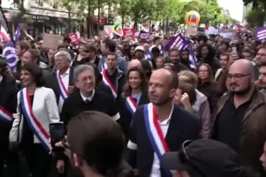 Leader LFI Mélenchon canta la Marsigliese al corteo studenti a Parigi