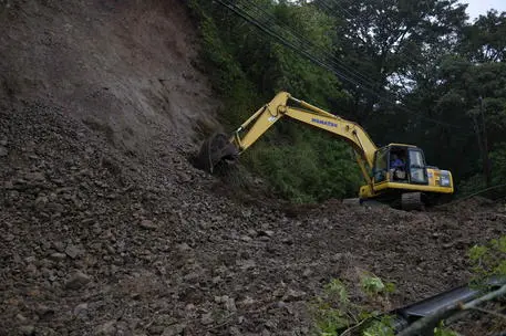 epa08802016 An excavator at work to clear a landslide caused by heavy rains in Atenas, Alajuela province, Costa Rica, 05 November 2020. Municipal emergency committees have dealt with more than 600 flood reports and over 300 landslides in the past week. The forecast of the National Meteorological Institute indicates that rains will continue to batter Pacific provinces and the center of the country, with a slight improvement of weather conditions on 06 November. EPA/Jeffrey Arguedas