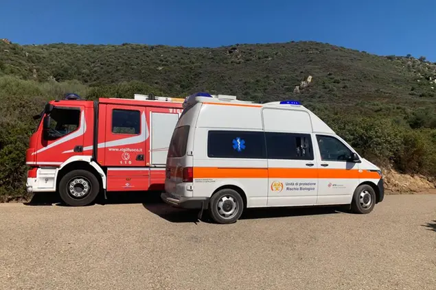 I Vigili del fuoco e l'ambulanza del 118 nelle vicinanze del luogo in cui è accaduto l'incidente (Foto Secci)