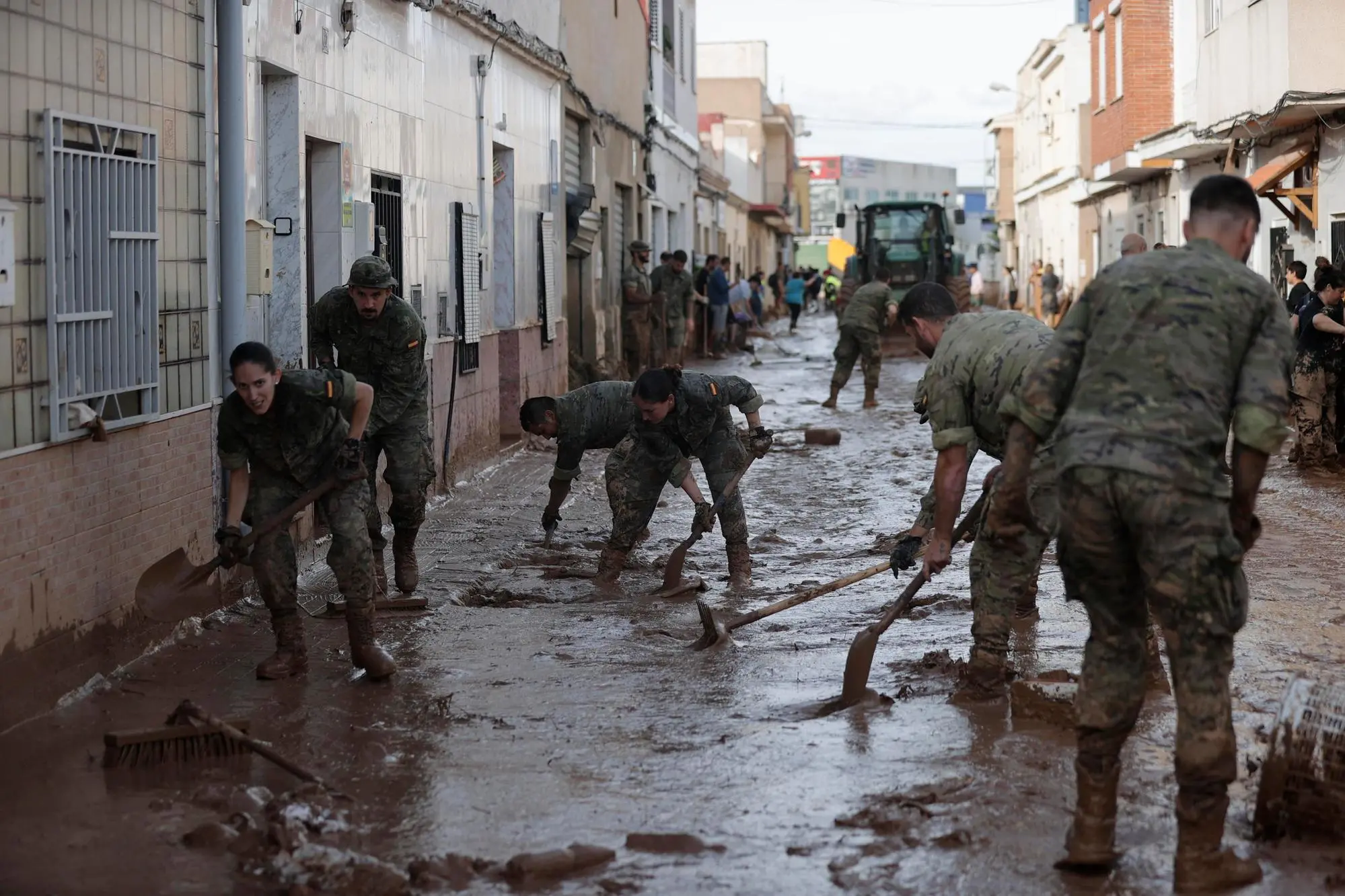 epa11695999 Spanish soldiers clean the mud covering a flooded street in Riba-Roja, Valencia, 01 November 2024. More than 150 people have died in Valencia and neighboring provinces after floods caused by a DANA (high-altitude isolated depression) weather phenomenon hit the east of the country. According to Spain's national weather agency (AEMET), on 29 October 2024 Valencia received a year's worth of rain, causing flash floods that destroyed homes and swept away vehicles. EPA/MANUEL BRUQUE