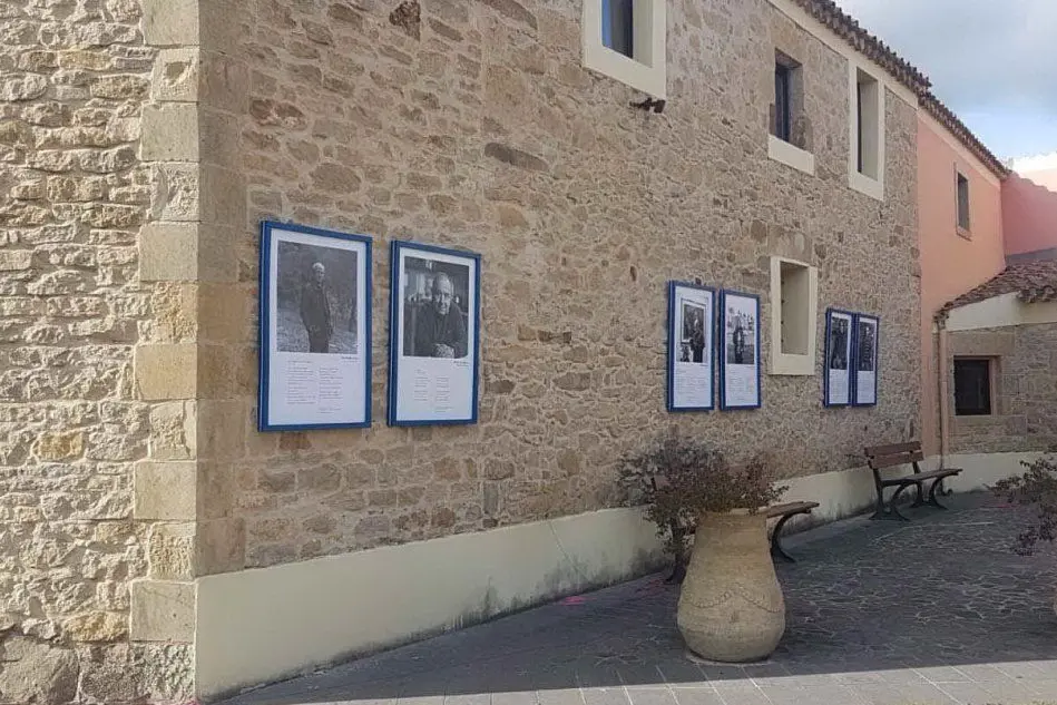 Le foto sistemate nel centro storico di Baradili (foto Antonio Pintori)