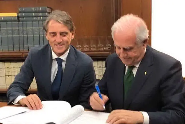 Roberto Mancini al momento della firma