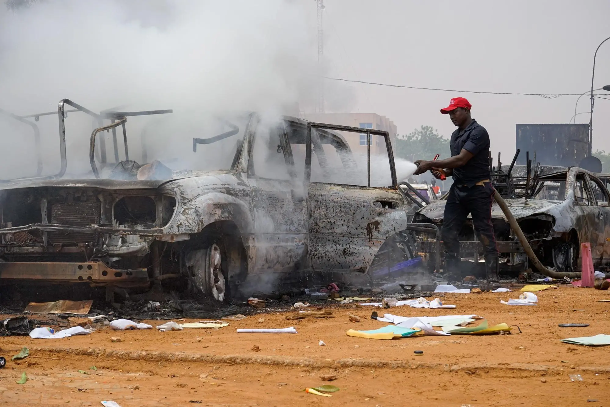 Macchine bruciate dopo il colpo di Stato (Ansa)