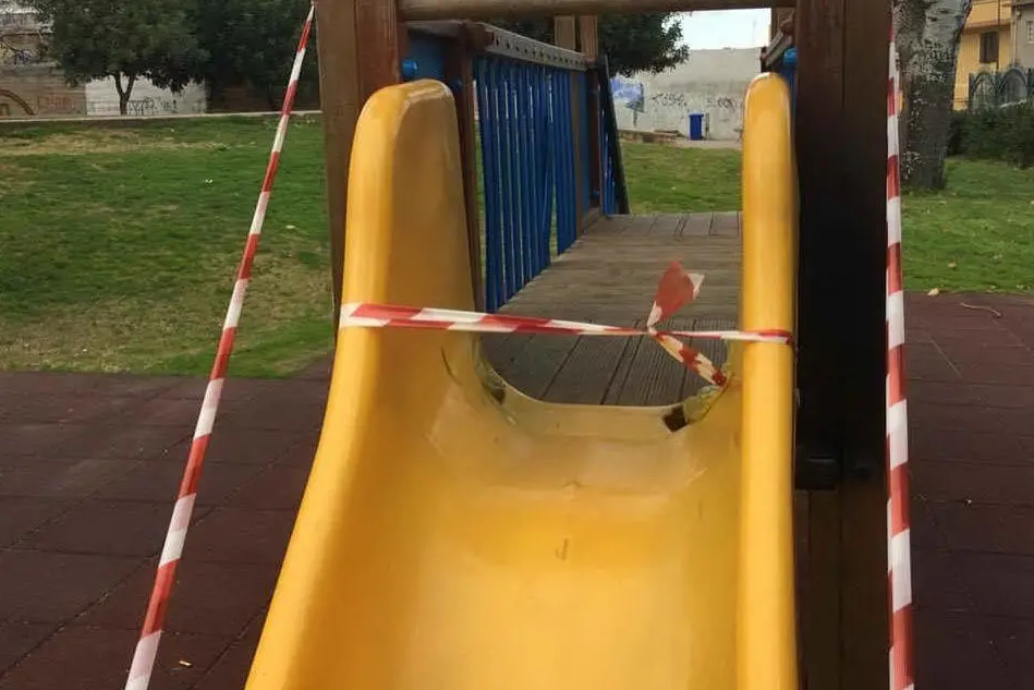 Villacidro, vandali danneggiano il parco giochi