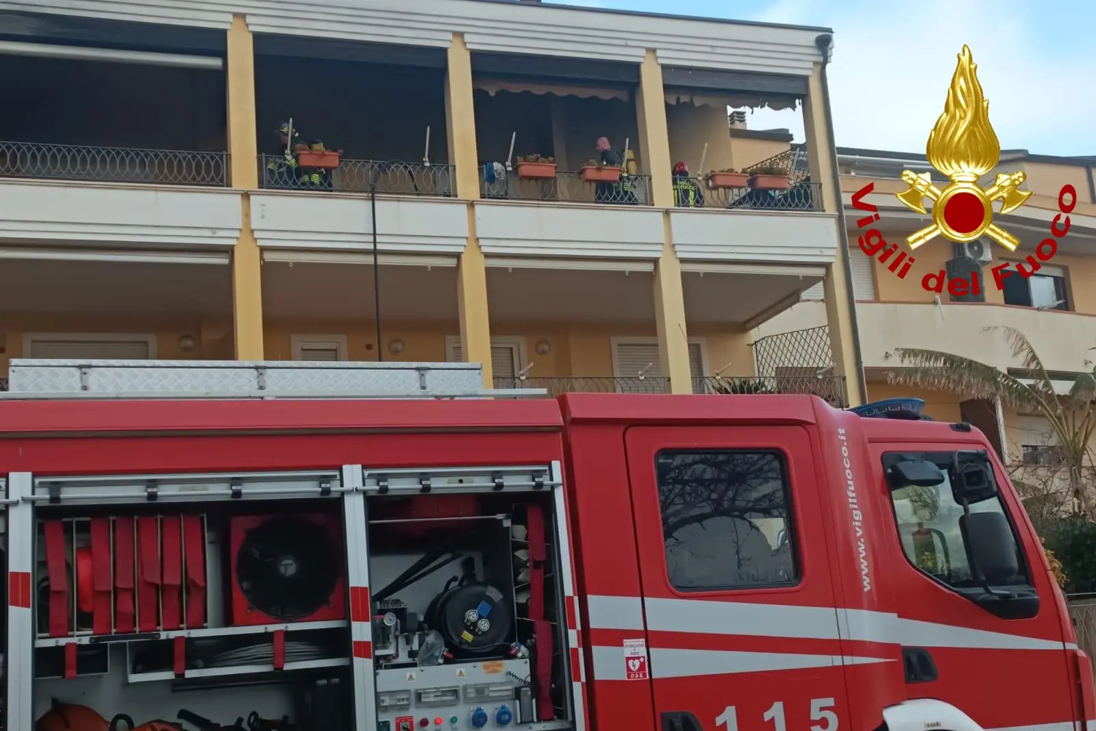 L'intervento dei vigili del fuoco per l'incendio in via Lido ad Alghero