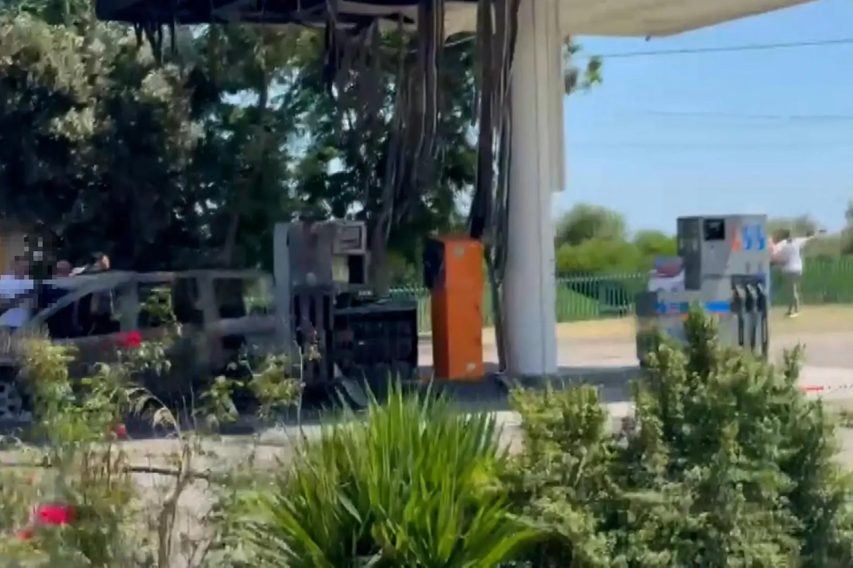 L'auto bruciata al distributore di carburante lungo la statale 106 ad Amendolara (Ansa)