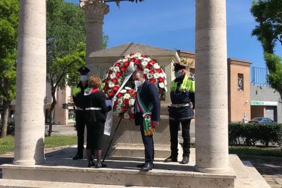 Oristano celebra il 25 aprile: una corona di fiori davanti al monumento dei caduti