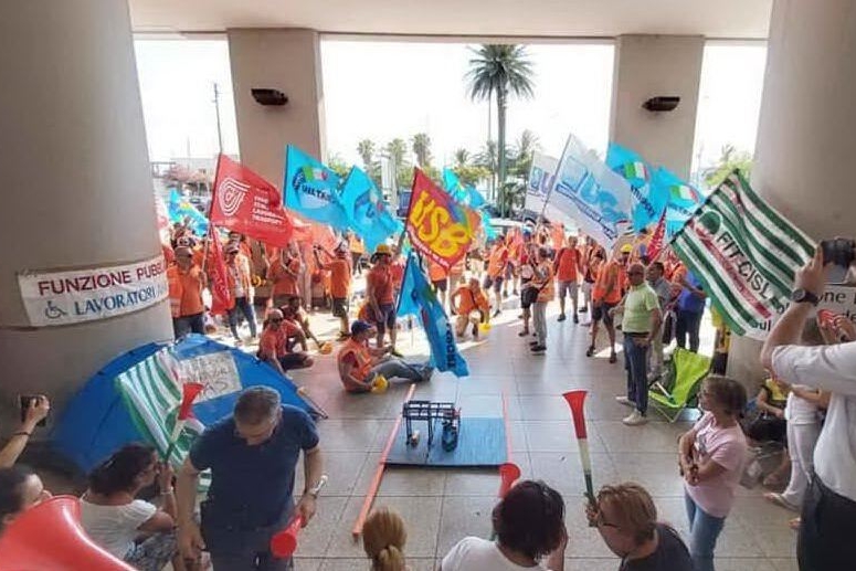 Una delle recenti proteste dei lavoratori di Porto Canale in Regione (Foto Mariano Paba)