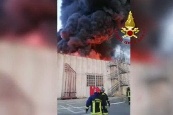 Industria a fuoco a Porto Torres: inquinamento dell'aria sotto osservazione