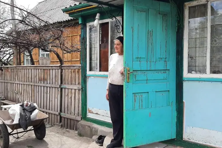 Succede in questa atroce guerra in Ucraina che chi spara e ferisce poi, a volte, soccorra. Valeria, 8 anni, e il suo fratellino di 6, Nazary, stavano aspettando la cena nella casa della prozia in un minuscolo villaggio di campagna a nord di Kiev, Stara Buda, quando i russi hanno aperto il fuoco nonostante la scritta "civili" ben visibile sul cancello verde. I due piccoli sono rimasti feriti e trasportati dagli stessi militari di Mosca in ospedale in Bielorussia, Paese alleato con gli invasori. Adesso la mamma Svitlana chiede aiuto all'Italia: "La bimba ha bisogno di proseguire le cure, portateci via". "E' successo tutto in 30 minuti", racconta all'ANSA la prozia dei bambini Yanina, un'anziana contadina che quel 15 marzo sotto il fuoco dei russi ha perso il marito, 05 maggio 2022. Il corpo dell'uomo, crivellato dai colpi, è rimasto per tre giorni sul prato sotto una coperta prima che Yanina potesse dargli una prima sepoltura provvisoria. "Avevo paura che i cani lo mangiassero". ANSA/ LAURENCE FIGA'-TALAMANCA
