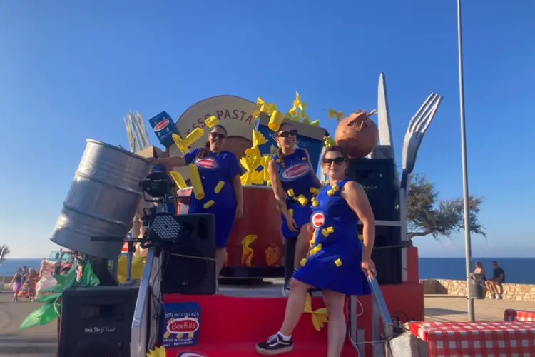 Il carro Adesso Pasta del Carnevale estivo turritano (foto Pala)