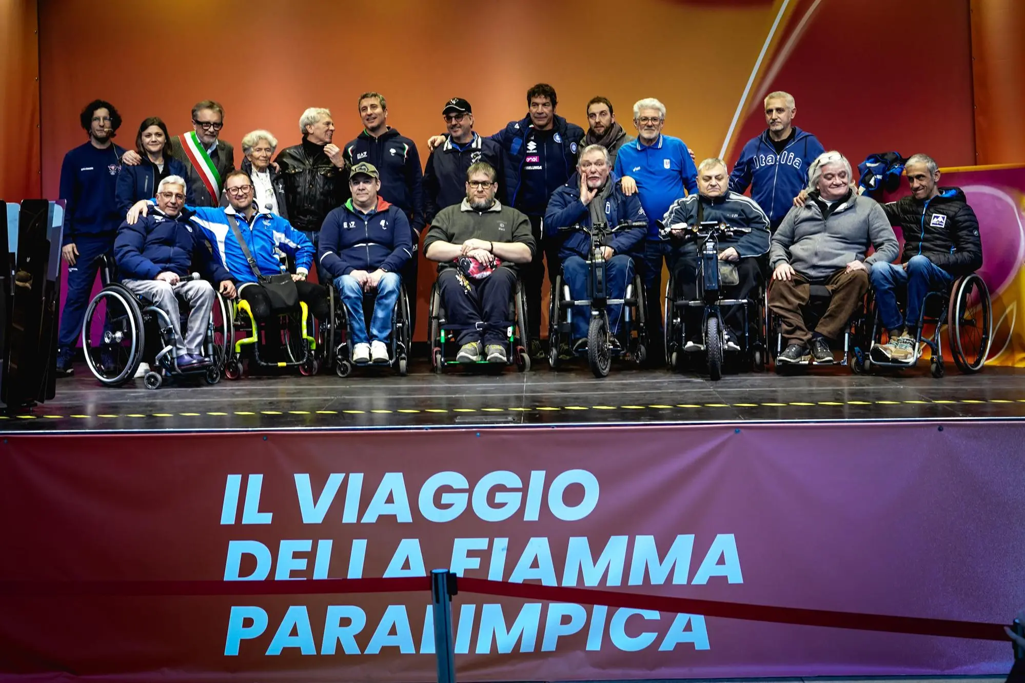 Gli ex atleti delle Paralimpiadi Torino 2006 durante la Cerimonia di passaggio della Fiamma Paralimpica Milano Cortina 2026. Torino 24 febbraio 2026 ANSA/TINO ROMANO