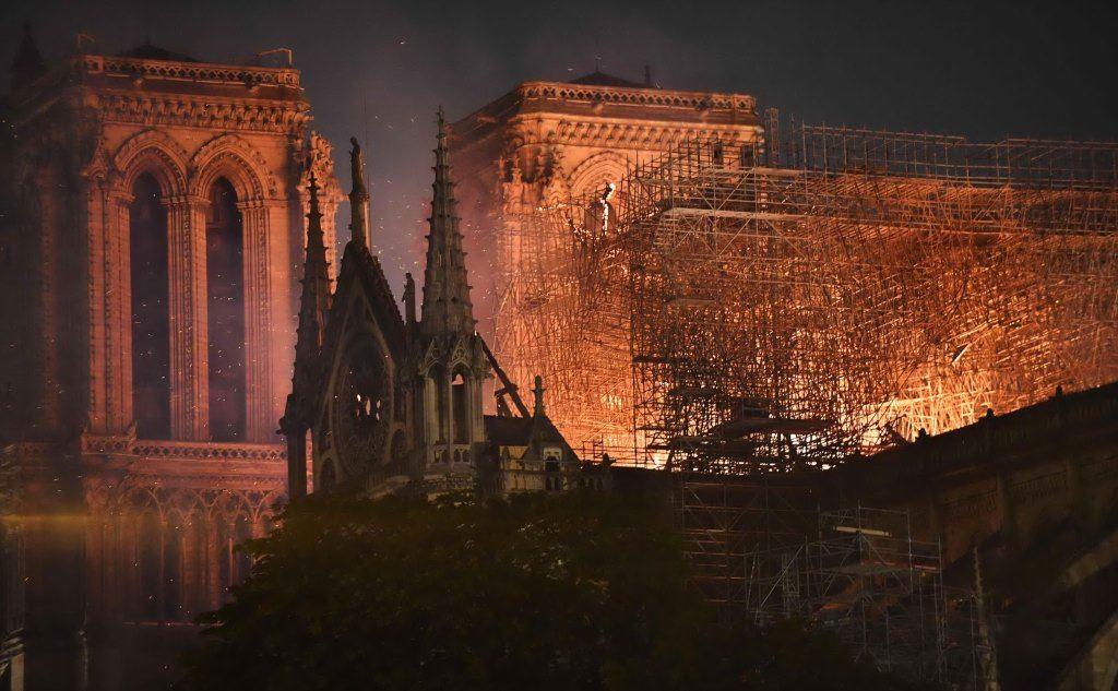 Inferno di fuoco a Notre Dame (Ansa)