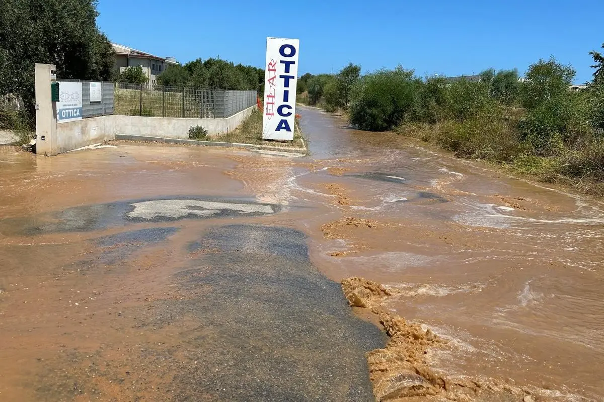 La strada allagata davanti all'azienda Filar a Tortolì (foto Secci)