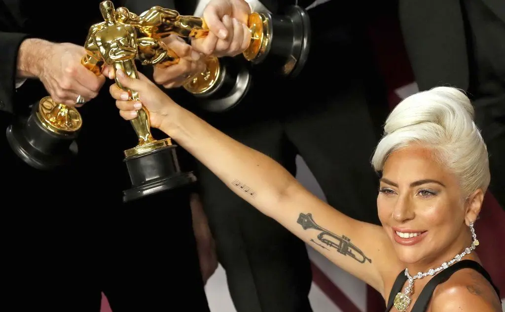 Lady Gaga festeggia il premio per la miglior canzone con &quot;Shallow&quot;, nel film &quot;A star is born&quot;