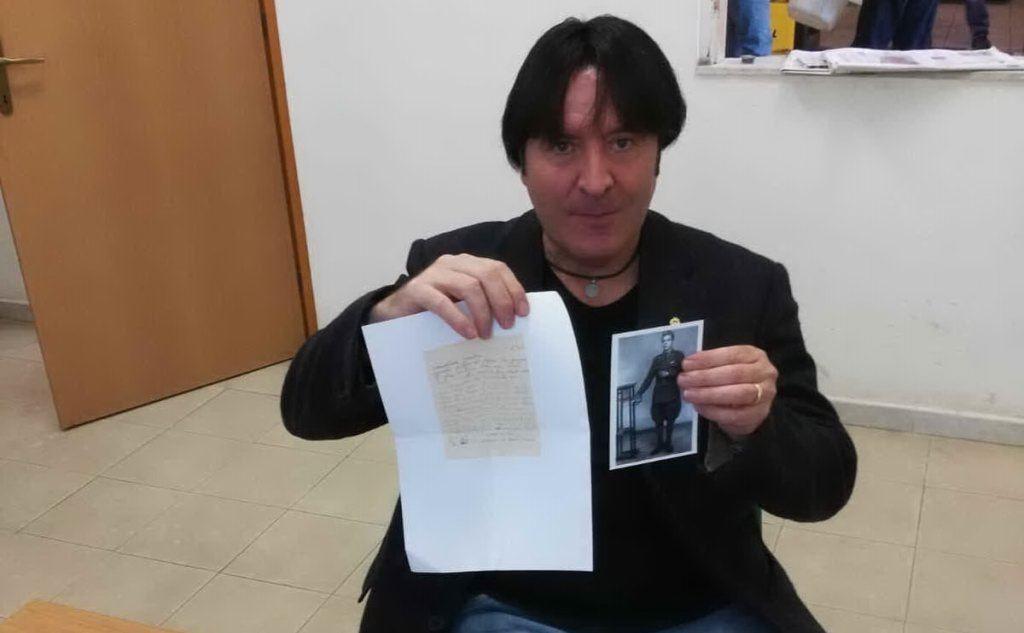 Mario Corona, con la foto e la lettera di Leandro (foto Andrea Serreli)
