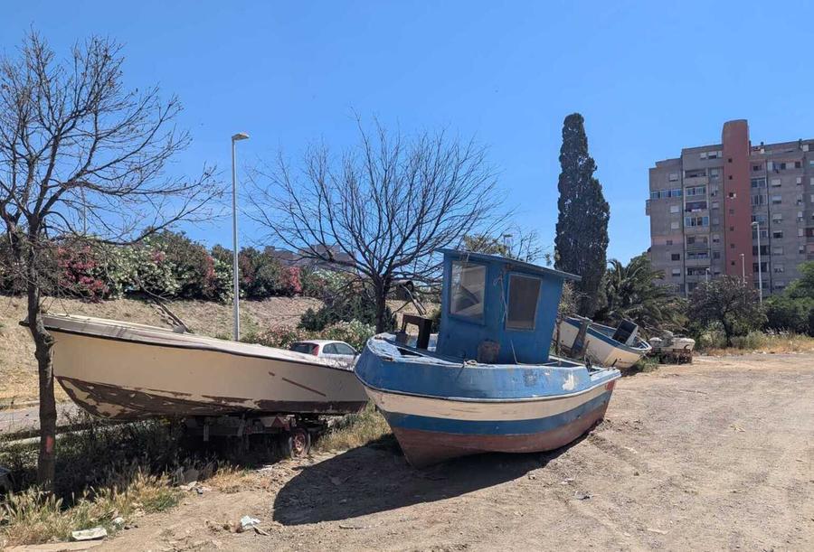 Un cimitero di barche e spazzatura