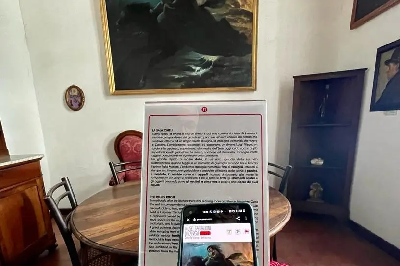 La lettura del codice QR nei Musei Garibaldini (foto concessa)