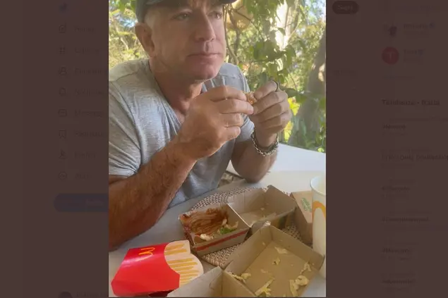 Jeff Bezos con il panino del McDonald's (foto Twitter)