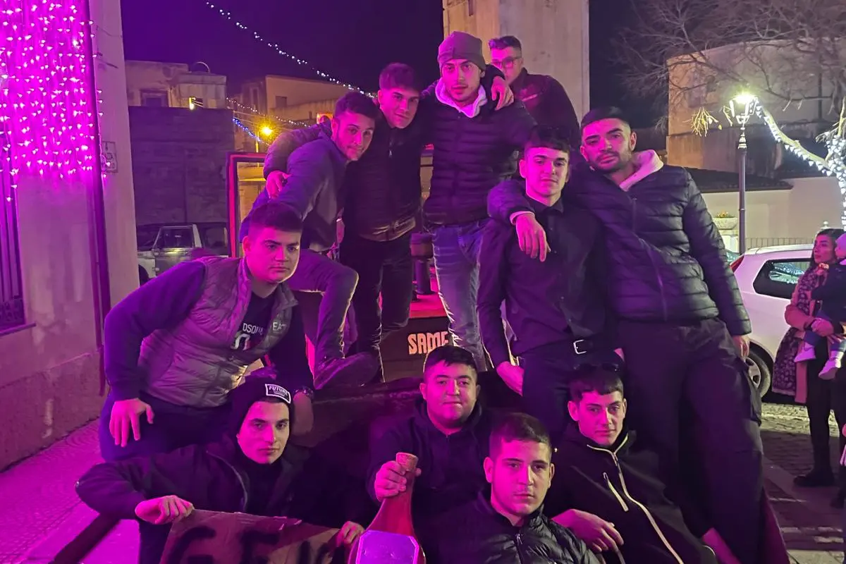 Silvio Chironi (con il trofeo) insieme agli amici