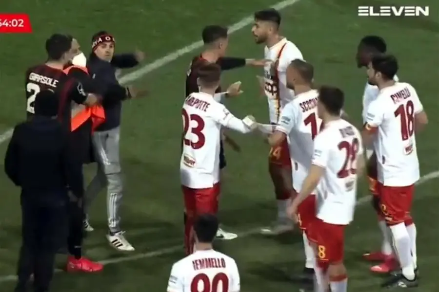 Una delle fasi concitate durante la partita (Eleven Tv via Ansa)