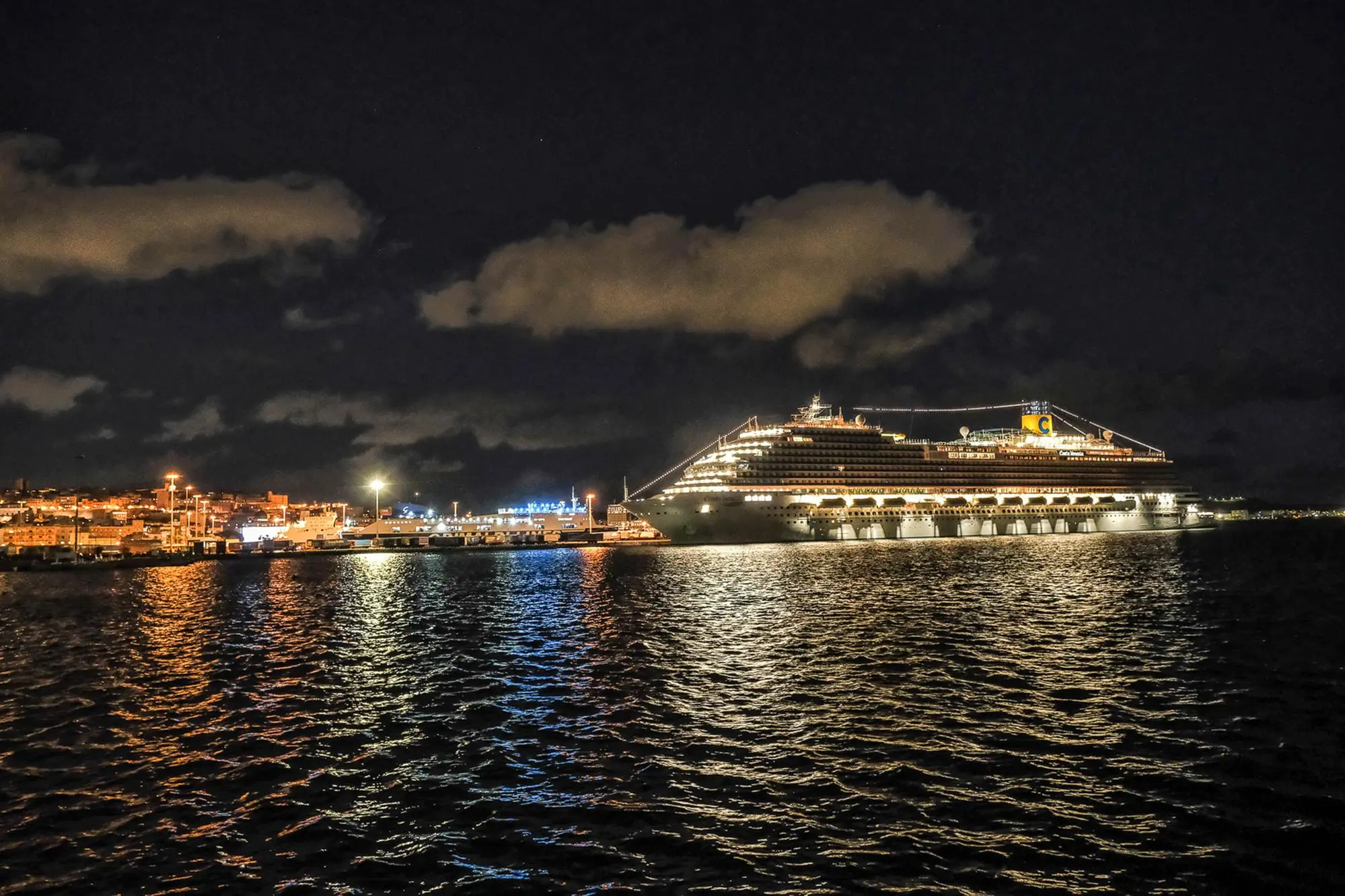 Il porto di Cagliari di notte (Ungari)