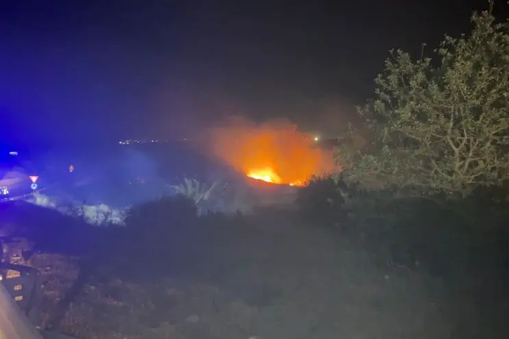 Il fuoco sulla camionale Porto Torres (Pala)