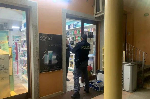 La parafarmacia dopo la rapina (foto L'Unione Sarda)